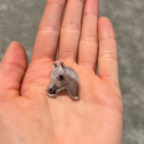 Horse pin - acrylic pin - flea bitten grey - 1 inch - Dutchess - Picture 4 of 4